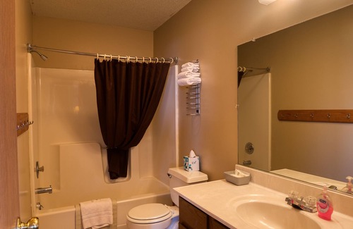 Yankton Cabin | 3 Bedroom Cabin- Lewis and Clark Resort