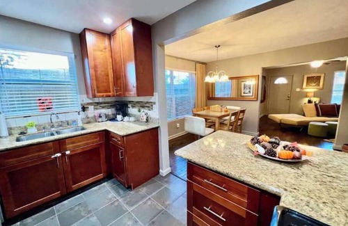 MacGregor House | 3 Bedroom, Free gated parking, 5-10 Mins.From ALL!