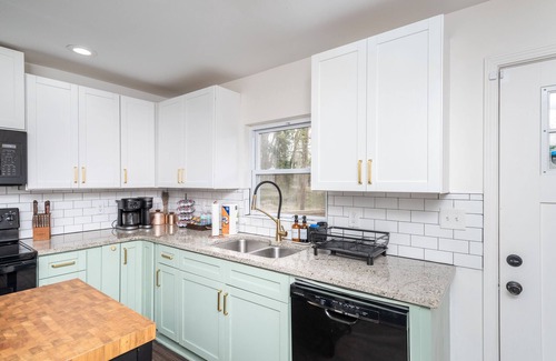 Sans Souci House | 3-bedroom house only minutes from downtown Greenville and Furman. Pet Friendly!