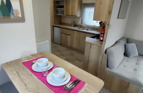 Prestonpans Resort | 3 Bedroom Luxury Caravan - Vans With Business Sign Not Allowed