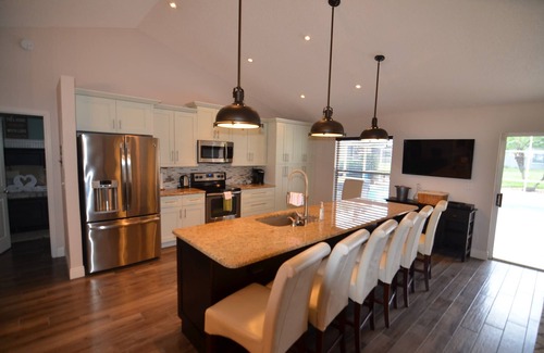 Haines City House | 3 BR VILLA. Large pool. Hot tub. 25 min to Disney. 2 King Size Beds, 1 queen