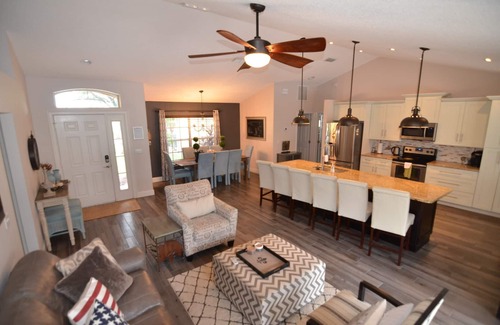 Haines City House | 3 BR VILLA. Large pool. Hot tub. 25 min to Disney. 2 King Size Beds, 1 queen