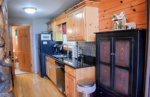 Black Bear Falls Cabin | 3 K Suites, Stunning Views, 2.5 m downtown; JUST REDUCED AUG, SEPT, OCT RATES!