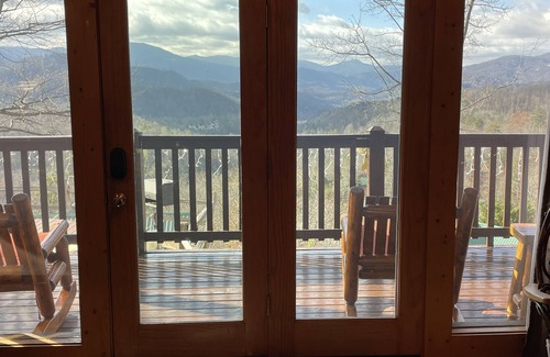 Black Bear Falls Cabin | 3 K Suites, Stunning Views, 2.5 m downtown; JUST REDUCED AUG, SEPT, OCT RATES!