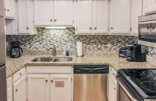 South Beach Condo | 3 Min Walk to Beach & Marina-Free Bikes/Pool/Tennis