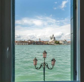 Isola San Giorgio Maggiore Apartment | 3 Windows on St Mark - Canal View Apartment