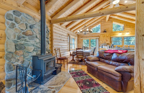 Mariposa House | 33 Mi to Yosemite NP: Custom Log Home w/Deck!