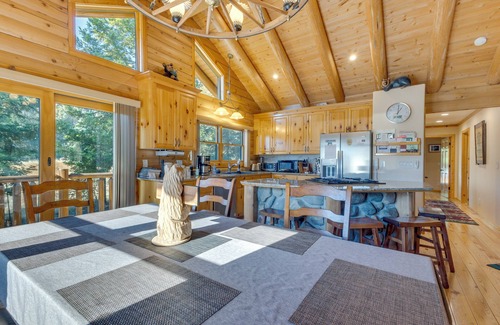 Mariposa House | 33 Mi to Yosemite NP: Custom Log Home w/Deck!