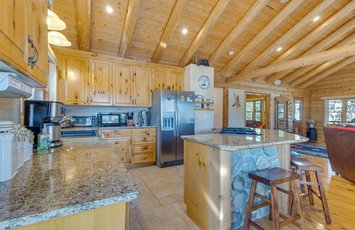 Mariposa House | 33 Mi to Yosemite NP: Custom Log Home w/Deck!