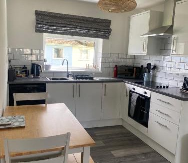 Scurlage House | 37 Gower holiday village Ty Seren Cosy 2 bedroom chalet