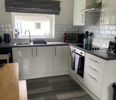Scurlage House | 37 Gower holiday village Ty Seren Cosy 2 bedroom chalet