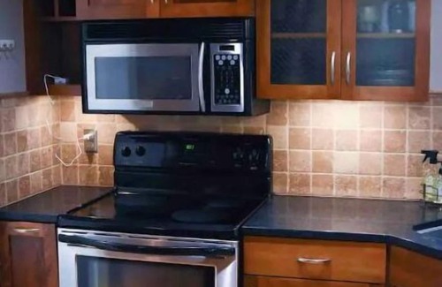 South Kansas City House | 3BD 2BA Prestigious Neighborhood Monthly Rental! Fully Fenced & Garage!