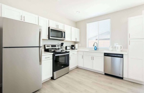 Glendale Apartment | 3BD | Free Parking | 75" Smart TV | 2BR | 2Bath