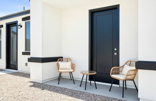 Glendale Apartment | 3BD | Free Parking | 75" Smart TV | 2BR | 2Bath