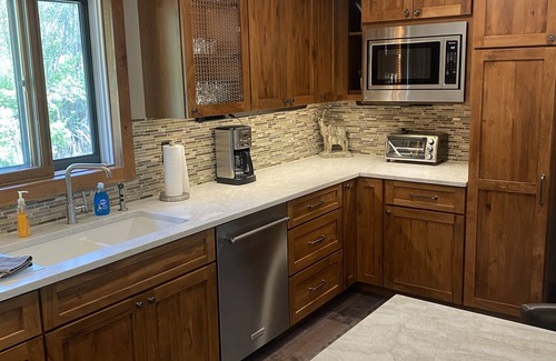 Vail House | 3bdrm/2bath Sleeps 6 Vacation in the Mountains! Private Hot Tub
