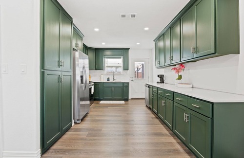 Oak Cliff House | 3Bed Home near Dtown Dallas with King Bed&Queen Beds+Free Parking+Fun Backyard
