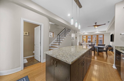 West Loop House | 3BR/2.1BA TOWNHOUSE IN THE HEART OF WEST LOOP