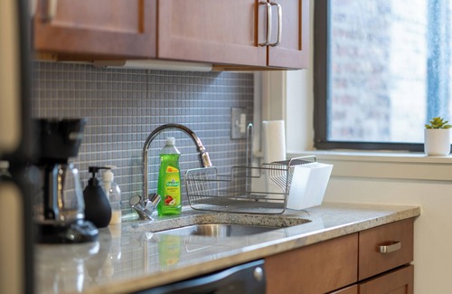 Hyde Park Apartment | 3BR Prime Hyde Park Location Near University of Chicago and Dining