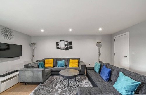Island Gardens Apartment | 3br-sleeps8-canarywharf-cinemabedroom