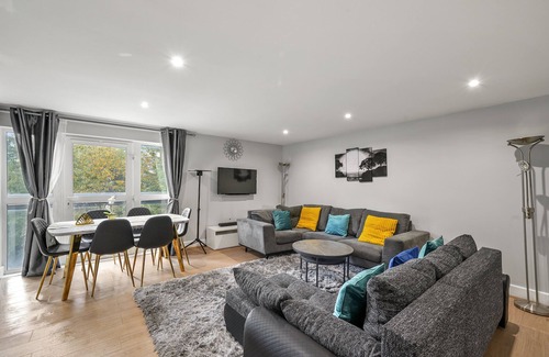Island Gardens Apartment | 3br-sleeps8-canarywharf-cinemabedroom
