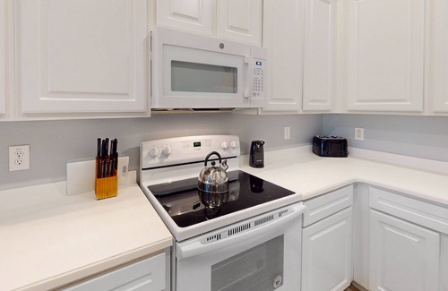 Bahama Bay Condo | 3rd floor condo w/restaurant, pools, basketball court, near theme parks, gym