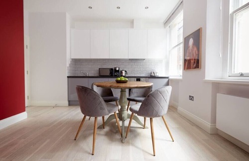 Holborn and Covent Garden Apartment | 3VH Virginia House Chic & Boutique Bloomsbury Sleeps 4