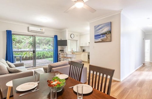 Shoal Bay Apartment | 4 'Adriana', 83 Ronald Avenue - open plan living with backyard