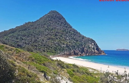 Shoal Bay Apartment | 4 'Adriana', 83 Ronald Avenue - open plan living with backyard