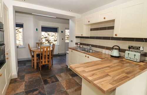 Llandudno Cottage | 4 ANGLESEY ROAD, character holiday cottage in Llandudno