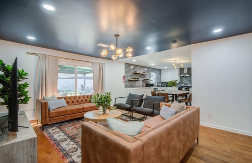 Woodlake - Briar Meadow House | 4-BD Mid-Modern Century with Firepit & Playground