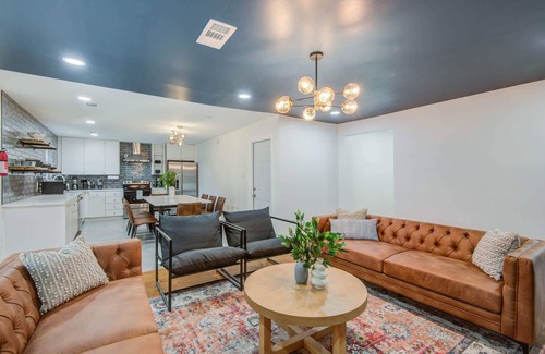 Woodlake - Briar Meadow House | 4-BD Mid-Modern Century with Firepit & Playground