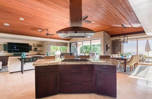 Kahaluu-Keauhou House | 4 BDRs with their own baths! Modern decor! Privacy! Best Ocean View in the Hood!