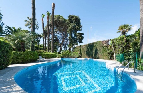 La Croix des Gardes Apartment | 4 *, BEACH/EVENTS, direct access to the beach, pool, garage, park.