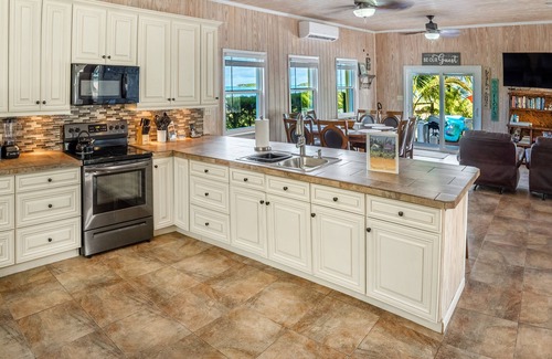 Spanish Wells Cottage | 4 BED 4 BATH: Breath Taking Views, Right On Beach: Free Golf Cart & Kayaks