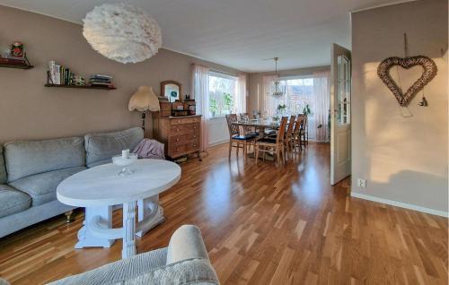 Roke House | 4 Bedroom Amazing Home In Röke