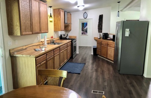 Squaw Valley House | 4 Bedroom Family Stay Near Kings Canyon NP - Great Wifi and EV Charger