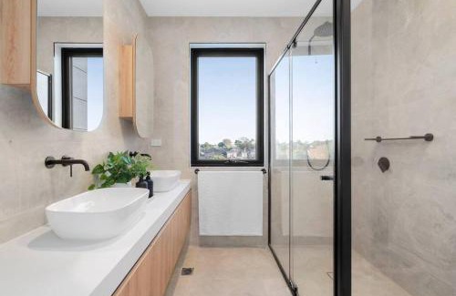 Ormond House | 4 Bedrooms Home Ormond private Parkings
