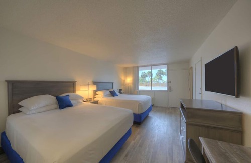 Fort Walton Beach Hotel | 4 Breezy Beachside Rooms with Outdoor Pool Near Wild Willy's Adventure Zone