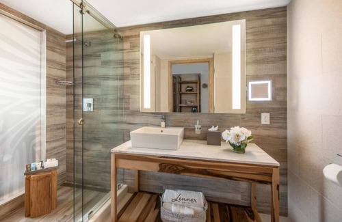 City Center Hotel | 4 Deluxe Double Rooms, Lennox Miami Beach, Chic Poolside, Boutique Service