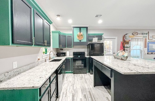 Hoyt House | 4+ Guest ~ 1BR & 1SH, Comfy Lake Gem: Hot Tub, Beach Access, Games, & more