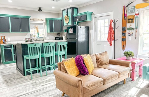 Hoyt House | 4+ Guest ~ 1BR & 1SH, Comfy Lake Gem: Hot Tub, Beach Access, Games, & more