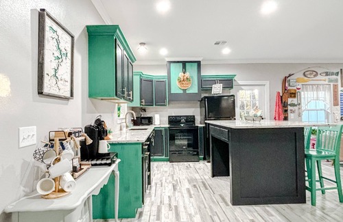 Hoyt House | 4+ Guest ~ 1BR & 1SH, Comfy Lake Gem: Hot Tub, Beach Access, Games, & more