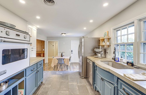 Sans Souci House | 4 Mi to Dtwn: Home w/Fire Pit in Greenville