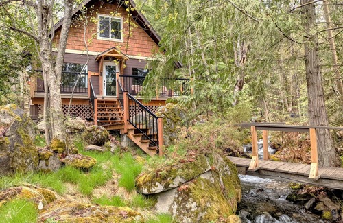 Nelson Cabin | 4 Mile Creek Cabin - (creekside)