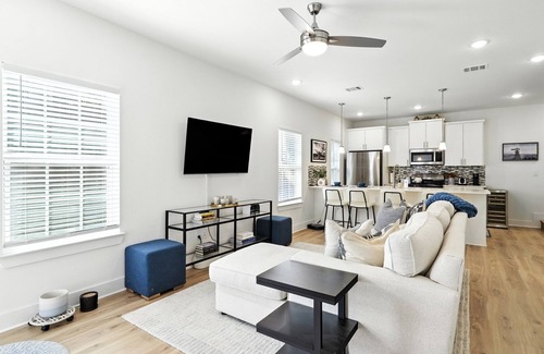 Montopolis House | 4 Min to Airport ⛳ Golf Pad ✔️ 3BR Heavenly Beds ❤️ Pet & Family Friendly