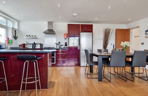 Croyde Apartment | 4 POINT VIEW-Award Winning 3 Bed Apartment with parking/Croyde Bay - 5 min walk