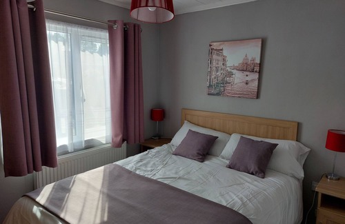 Scalby Cabin | 40ft x 20ft luxury holiday lodge near Scarborough; 3 bed, sleeps 6, hot tub