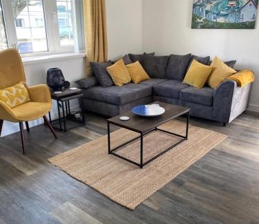 Scurlage House | 44 Gower holiday village Ty Gŵyr Cosy 2 bedroom Chalet