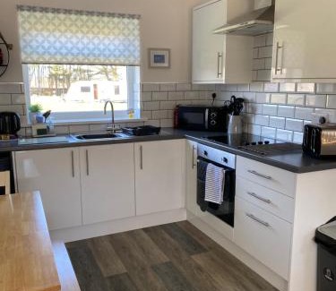 Scurlage House | 44 Gower holiday village Ty Gŵyr Cosy 2 bedroom Chalet