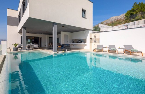 Podstrana Villa | 450 m² Villa ∙ 4 bedrooms ∙ 8 guests